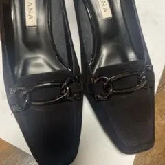 ブラック スエード パンプス チェーンモチーフ