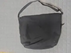 【完売品】Uniqlo U ブロックテックショルダーバッグ ブラック 大容量のサムネイル