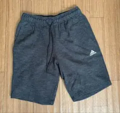adidas ダークグレー ショートパンツ