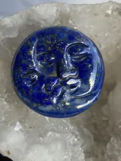 天然石　ラピスラズリ　月と太陽　彫刻パーツ　貫通穴　約22ミリ　パイライト共生