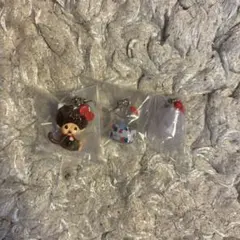 モンチッチ　ハローキティ　コラボ　めじるしアクセサリー　ガチャガチャ