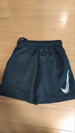 Nike 黒 ハーフパンツ ロゴ入り