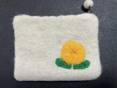 羊毛 フェルト 黄色の花刺繍 ポーチ ホワイト