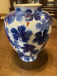 深川製の陶器花瓶　ぶどう柄　高さ24cm