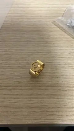 ゴールド ロゴ入りリング FENDI