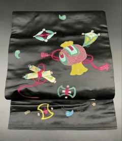 名古屋帯 洒落帯　高級　♢ 正絹　アンティーク　刺繍　宝尽くし　黒地　R408