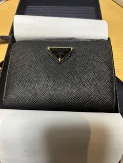 新品未使用 PRADA ブラック 二つ折り財布 サフィアーノレザー