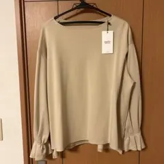 ベージュ フリル付き長袖シャツ