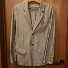 グレーのテーラードジャケット