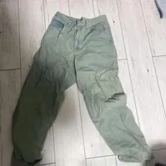 薄緑色 ワークパンツ 裾ダメージあり