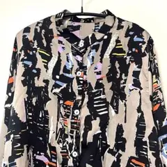 antiqua　アンティカ　アート柄シャツ　長袖シャツ 総柄 バンドカラーのサムネイル