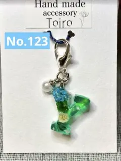 ハンドメイドキーホルダー　アルファベット　レジン　イニシャル　花　小ぶり　緑　Ｙ