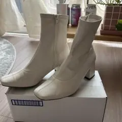 ホワイトジッパー付きハイヒールブーツ