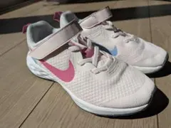 値下げ中　Nike ピンクホワイト スニーカー　18cm