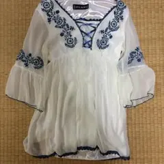 【新品・美品】刺繍入りふんわりトップス