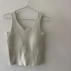 【新品】ニットタンクトップ　カップ付き　アイボリー　タンクトップ　クロップド丈