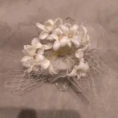 ホワイト　花　モチーフ　ブローチ　コサージュ