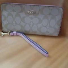 COACHアウトレットロゴ入り長財布 ベージュ/ピンク