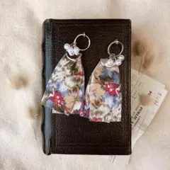 現品限り イヤリング 油絵 絵画 ゆらゆら リボン 三つ子 パール ハンドメイド