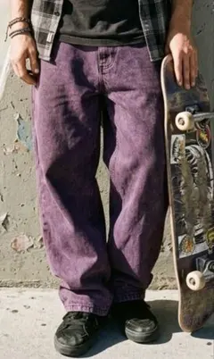 紫のワイドレッグデニムパンツ