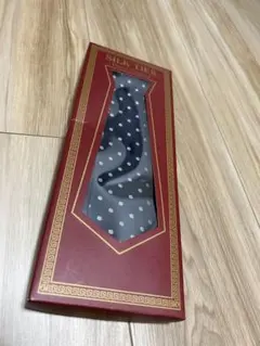 シルク製ネイビーのドット柄ネクタイ