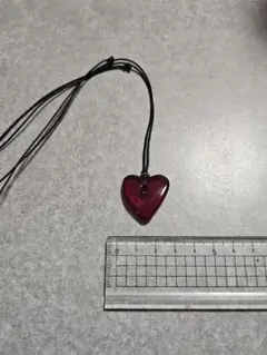 赤いハート型ガラスネックレス