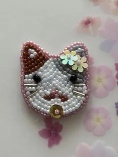 ハンドメイド　ビーズ刺繍ブローチ　三毛猫