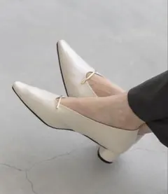 【 極やわ 】ゴールドバー 3cmヒール パンプスのサムネイル