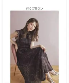 リボン＆フリル付きウエストシャーリングリボンプリントプリーツワンピース　ブラウン