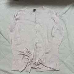 薄いピンクのニットカーディガン