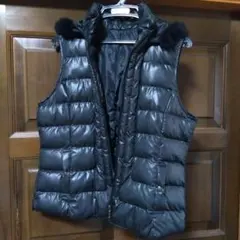 フード付きブラックダウンベスト