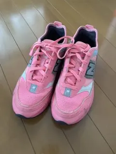 New Balance ピンク スニーカー