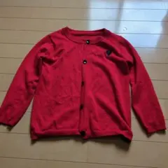 赤いボタン付きカーディガン