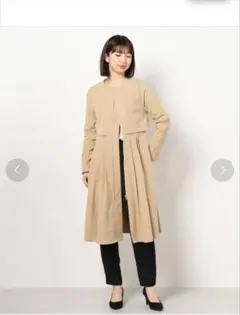 ベージュ ロングコート プリーツデザインのサムネイル