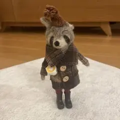 アライグマ 置物 チェック柄コート 冬 インテリア