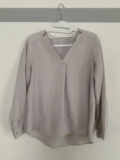 N. ベージュVネック長袖シャツ