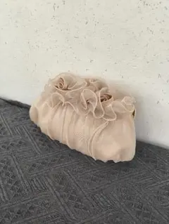 フリル付きベージュパーティーバッグ