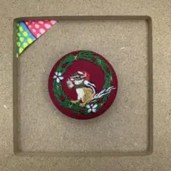 くるみボタン刺繍　シマリスサンタとリース