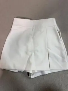 ZARA ホワイト タック入りショートパンツ