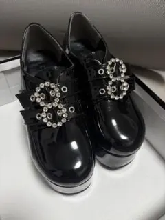 ビジュー付き黒パテントレザーシューズ
