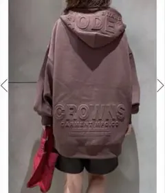 ロデオクラウンズ★ 【UNISEX】エンボスBIG ZIPパーカー