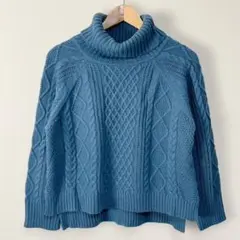 アースミュージックアンドエコロジー ケーブル柄タートルネックプルオーバー