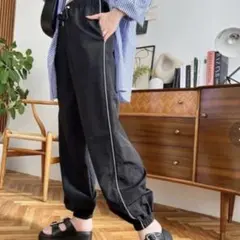 moment+ コード ライン 裾 ドロスト ワーク パンツ ブラック 美品のサムネイル