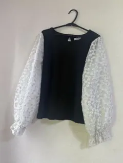 イング　長袖トップス 黒と白 フリル袖