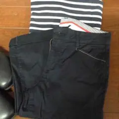 ビームスハートの紺色のパンツです。