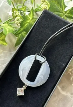 ★６９３★アクリルパーツ　スクエアチャーム　革紐　ネックレス　ハンドメイド