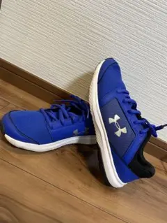 UnderArmour 青いスニーカー