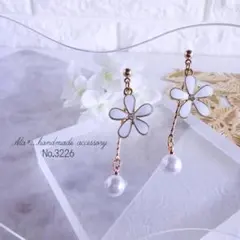 No.3226　ホワイトフラワーメタルスティックとパール　ピアス/イヤリング
