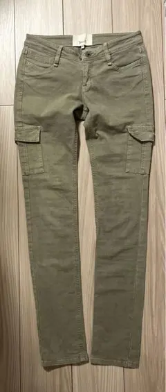 ヤヌーク　yanuk スキニーパンツ　カーキ　美品