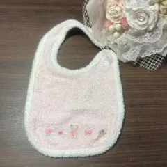 ファミリアピンクのクマ刺繍スタイ